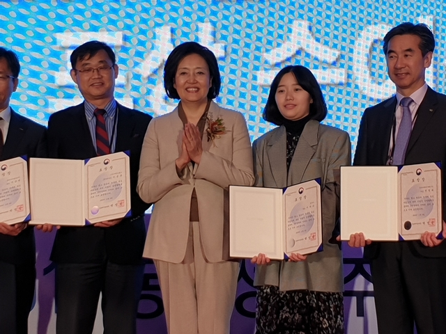 ▲ 몽주아 이하나 대표(오른쪽 두번째)가 중소벤처기업부로 부터 자발적 상생협력 개인 부문 장관표창을 수상했다.ⓒ경북도