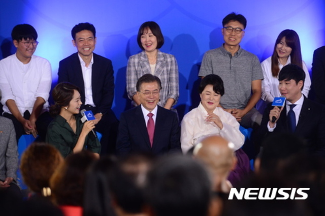 ▲ 문재인 대통령과 김정숙 여사가 2017년 8월 20일 청와대 영빈관에서 열린 문재인 정부 출범 100일 기념 '대한민국 대한국민' 국민인수위원회 대국민 보고대회에서 배성재 아나운서와 고민정 부대변인의 질문을 받고 있다. ⓒ뉴시스