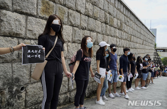 ▲ 반중 시위에 참가한 홍콩 청소년들. 중국의 지휘를 받는 홍콩 경찰은 청소년과 노약자를 가리지 않고 폭력을 행사해 비난을 받고 있다. ⓒ뉴시스. 무단전재 및 재배포 금지.