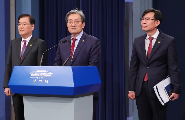 ▲ 노영민 대통령 비서실장이 10일 오후 청와대 춘추관 브리핑실에서 열린 기자간담회에 참석해 모두발언을 하고 있다. 왼쪽부터 정의용 국가안보실장, 노영민 대통령 비서실장, 김상조 정책실장. ⓒ뉴시스
