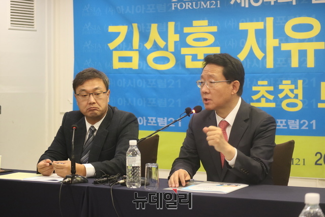 ▲ 김상훈(대구 서구, 오른쪽) 자유한국당 의원이 청와대가 내년 총선을 앞두고 남북정상회담을 뛰어넘는 빅이벤트를 통해 여론을 자신들에게 유리한 국면으로 이끌고 여론조사를 왜곡해 총선에 영향을 미치려고 할 것이라고 밝혔다. 왼쪽은 최고현 전 대구MBC 보도국장.ⓒ뉴데일리