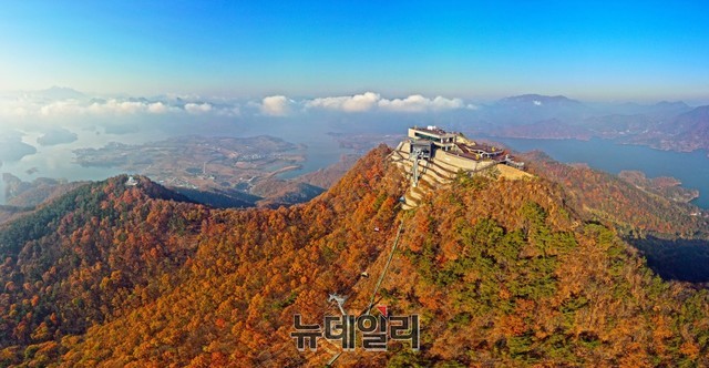 ▲ 최고의 비경을 자랑하며 청풍호반케이블카가 운행되고 있는 비봉산과 청풍호 일원 단풍.ⓒ목성균 기자