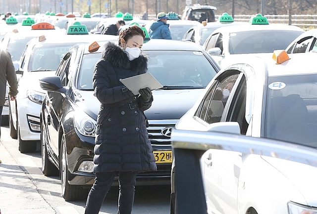 ▲ 대구시가 올해 차량번호 끝번호가 홀수인 개인택시 5천42대를 대상으로 3일간 삼성 라이온즈파크·성서 5차산업단지·산격대교 인근 금호강 둔치 3곳에서 일제점검을 실시한다.ⓒ대구시