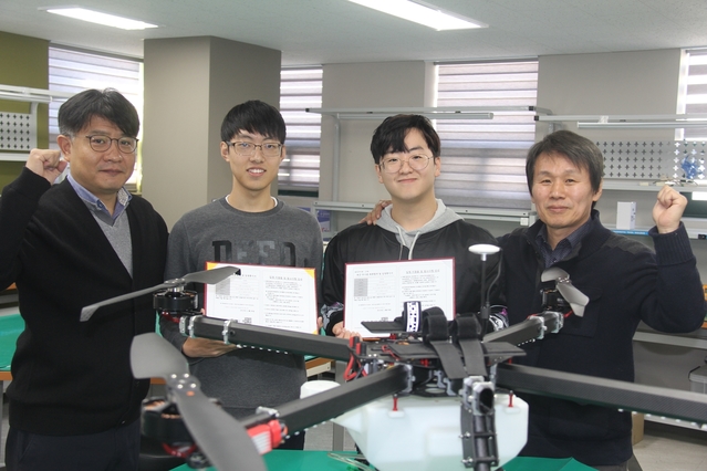 ▲ 드론부사관 시험에 합격한 수성대 드론기계과 1학년 이종현(왼쪽 두 번째)‧김도환 학생이 문윤배 학과장(오른쪽 첫 번째)과 강현모 교수로부터 축하를 받고 있다.ⓒ수성대