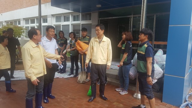 ▲ 경북교육청이 학교 재해대책 특별교부금 20억원을 확보했다. 사진은 지난 10월 3일 임종식 경북교육감(중간)이 영덕 태풍 미탁 피해학교 방문 장면.ⓒ경북교육청