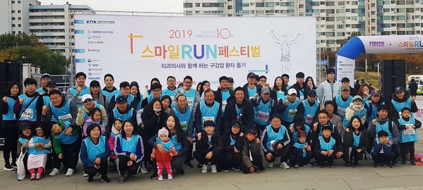 ▲ J트러스트그룹은 지난 10일 서울 여의도 한강공원에서 열린 ‘2019 구강암 환우 돕기 스마일런 마라톤 대회’를 후원 참여했으며, 그룹사 임직원 및 가족 100여 명도 동참했다.ⓒJ트러스트그룹