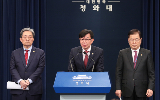 ▲ 청와대 김상조 정책실장(가운데)이 지난 10일 오후 춘추관 대브리핑룸에서 열린 기자간담회에 앞서 모두발언하고 있다.ⓒ연합뉴스