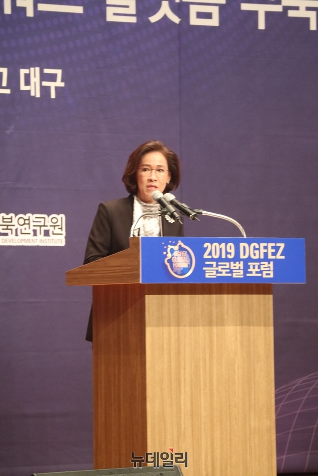▲ 이인선 청장은 개막 인사말에서 “미국과 중국 무역전쟁 분쟁 등 큰 변수 있지만, 최근 경제는 빅데이터로 자율주행차 등 4차 산업 가속화되는 글로벌 혁명 시대에 싱크탱크로 공유하고 ‘연결’이라는 화두를 가지고 혁신성장 네트워크 역할을 해 나가야 한다”고 강조했다.ⓒ뉴데일리