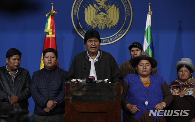 ▲ 에보 모랄레스 볼리비아 대통령이 사임 기자회견을 하고 있다. 그가 회견을 한 곳은 엘 알토 군기지였다. ⓒ뉴시스 AP. 무단전재 및 재배포 금지.
