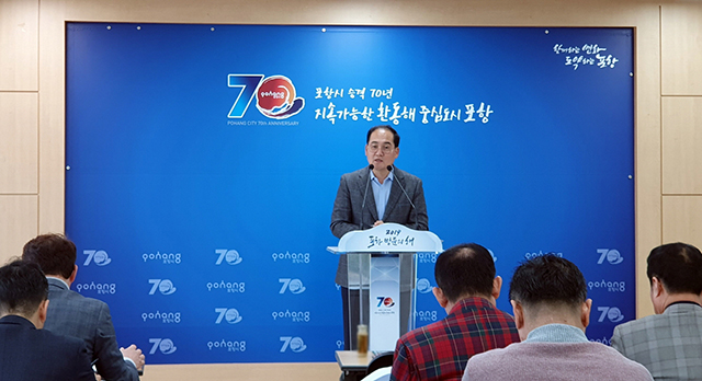 ▲ 김종식 포항시 일자리경제국장은 11일 시청기자 브리핑을 갖고 차세대 배터리 리사이클링 사업 본격 추진과 영일만 일반산단·블루밸리 국가산단 기업 투자유치 등에 대한 브리핑을 하고 있다.ⓒ포항시