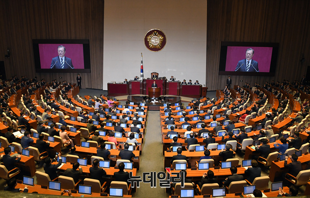 ▲ 문재인 대통령이 10월 22일 오전 국회 본회의장에서 513조 5천억 원 규모의 2020년도 예산안에 관련 시정연설을 하고 있다. (사진=공동취재단)ⓒ