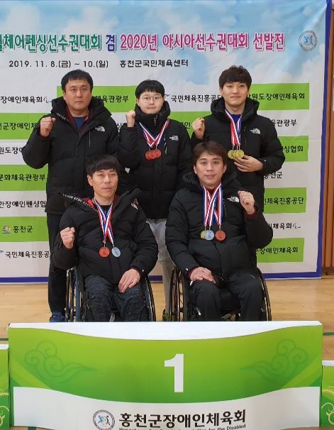 ▲ 지난 8일부터 3일간 홍천군국민체육센터에서 열린 ‘제8회 추계 전국휠체어펜싱선수권대회 겸 2020년 아시아선수권대회 선발전’에 참가한 세종GKL휠체어펜싱팀이 금 4, 은 2, 동 5개를 획득하고 포즈를 취하고 있다.ⓒ세종시