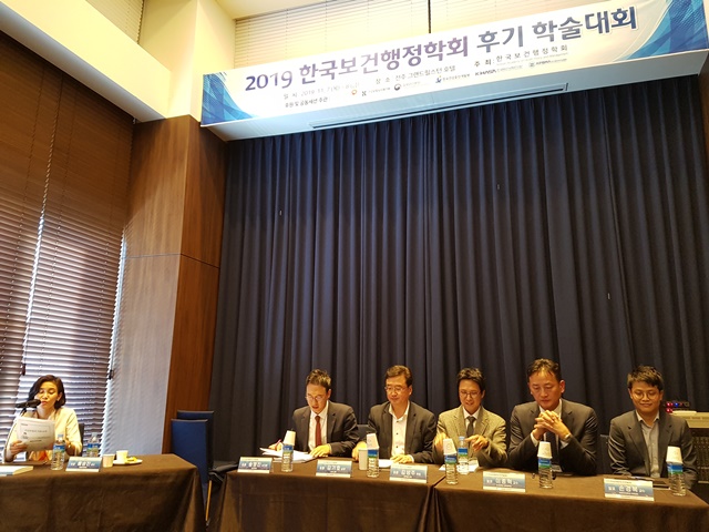 ▲ 원희목 한국제약바이오협회 회장은 8일 전북 전주시 그랜드 힐스턴 호텔에서 '2019 한국보건행정학회 후기학술대회' 병행세션으로 개최한 '해외 약가 참조 및 활용의 한계' 세미나에서 토론 세션을 진행했다. ⓒ한국제약바이오협회