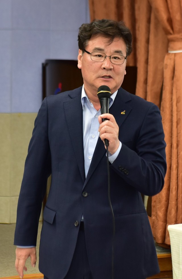 ▲ 최명서 군수가 이동군수실 운영에서 주민들의 질문에 답변을 하고 있는 모습.ⓒ영월군