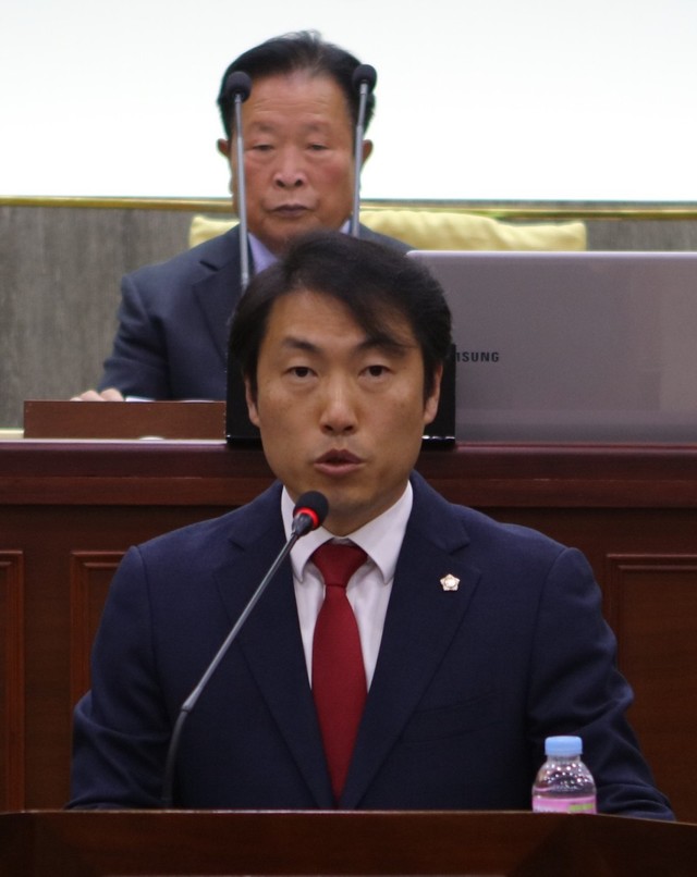 ▲ 11일 김광표 군의원(자유한국당)이 단양군의회 제281회 임시회 제5차 본회의 자유발언을 통해 '시멘트 지역자원세'와 관련해 집행부와 의회에 적극적이고 현명한 대처를 요구하고 있다.ⓒ단양군의회