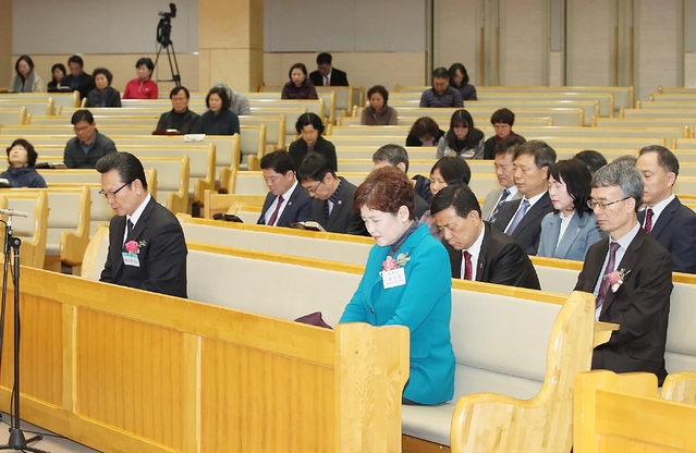 ▲ 강은희 대구시교육감이 11일 대구범어교회에서 진행된 ‘수험생을 위한 특별기도회’에 참여한 모습.ⓒ대구교육청