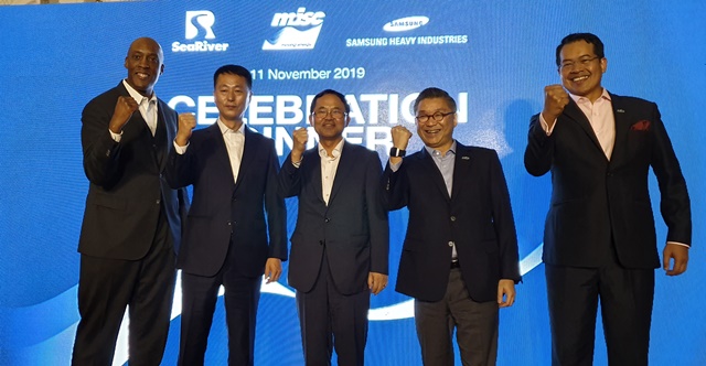 ▲ 현지시간 11일, 남준우 삼성중공업 사장과 강일남 노동자협의회 위원장이 MISC와 SRM(엑슨모빌 자회사) 경영진과 함께 프로젝트 성공을 기원하며 기념 사진을 찍고 있는 모습. (사진 왼쪽부터) 코리 퀄즈(Cory Quarles) SRM 사장, 강일남 삼성중공업 노동자협의회 위원장, 남준우 삼성중공업 사장, 이양치엔(Yee Yang Chien) MISC 회장 겸 그룹 CEO, 자히드 오스만(Zahid Osman) MISC LNG 사업부 부사장.ⓒ삼성중공업