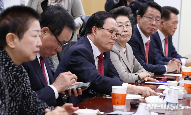 ▲ 자유한국당 이은재(오른쪽 세번쨰) 의원 등 재선의원들이 12일 오전 서울 여의도 국회 의원회관에서 열린 재선의원 긴급 조찬간담회에 참석해 의원들의 이야기를 경청하고 있다. ⓒ뉴시스