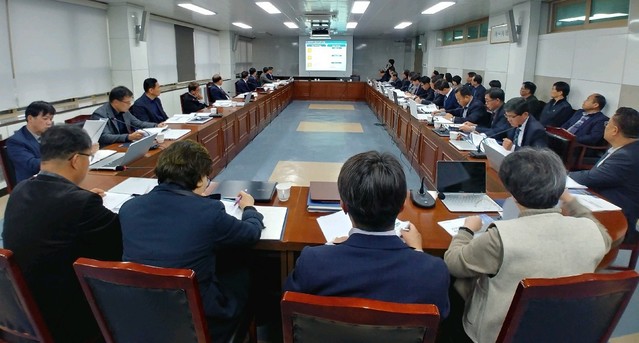 ▲ 단양군이 지난 11일 군청 소회의실에서 류한우 군수 주재로 군의 미래비전을 실현할 ‘2030 단양군 중장기 종합발전계획’연구용역 최종보고회를 열고 있다.ⓒ단양군