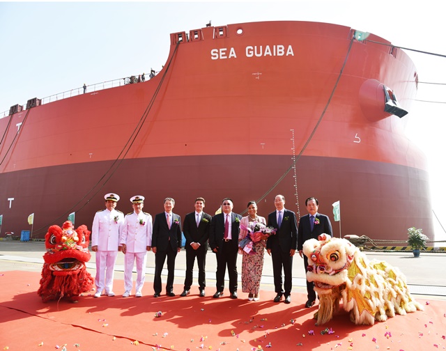 ▲ 지난달 31일 중국 New Times 조선소에서 ‘SEA GUAIBA’호 명명식 개최됐다. 팬오션 추성엽 대표(왼쪽에서 세번째) 및 SEA GUAIBA호의 대모인 Vale社의 Mrs. Michelle Gonzalez(오른쪽에서 세번째) .ⓒ팬오션