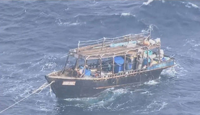 ▲ 동해상에서 표류하다 해경에 예인되는 북한 어선. 이 배는 비교적 큰 편이다. ⓒ뉴시스. 무단전재 및 재배포 금지.