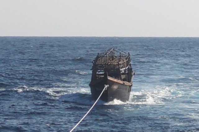 ▲ 통일부가 공개한, 북송된 북한 주민들이 타고 온 오징어 잡이 어선. ⓒ통일부 제공.