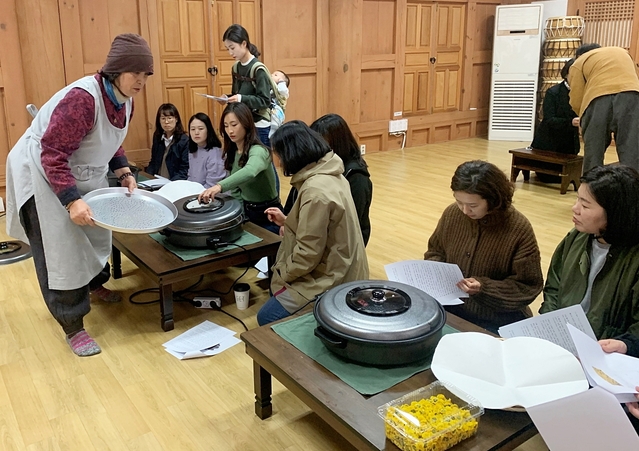 ▲ 참가자들이 예절쑥쑥·건강튼튼 프로그램에 참가해 직접 국화차를 만들고 있다.ⓒ대구한의대