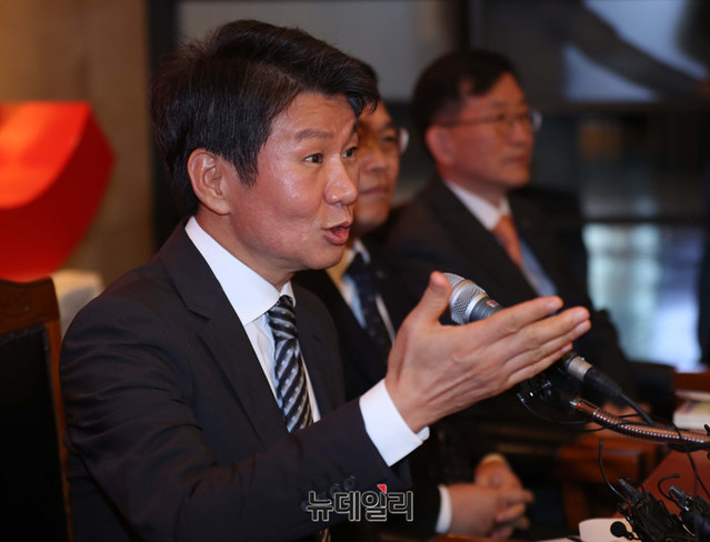 ▲ 정몽규 HDC현대산업개발 회장이 12일 오후 서울 용산구 현대산업개발 본사에서 아시아나 항공 인수 우선협상대상자 선정 관련 입장을 발표하고 있다.ⓒ이기륭 기자