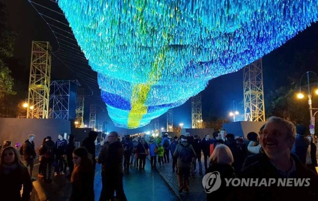 ▲ 베를린 장벽 붕괴 30주년을 하루 앞두고 지난 8일 오후(현지시간) 베를린 브란덴부르크문 앞에서 시민 3만 명의 소원을 담은 '리본 하늘' 전시가 열리고 있다. 2019.11.12 ⓒ연합뉴스