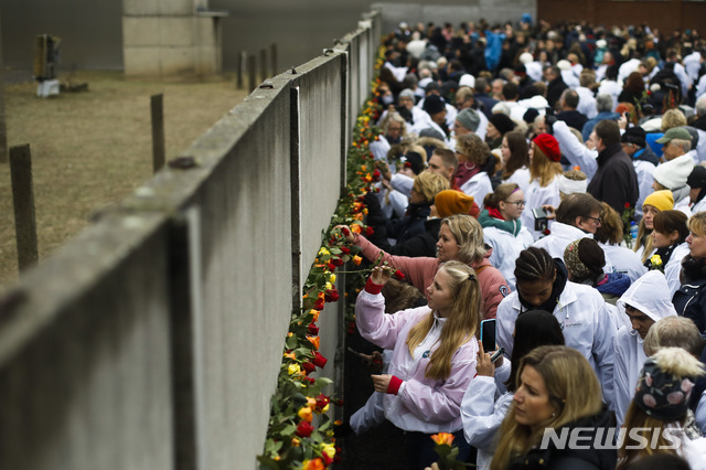▲ 독일 베를린의 장벽 기념관에서 시민들이 장벽 붕괴 30주년을 기념하고 있다. 2019.11.09 ⓒ뉴시스