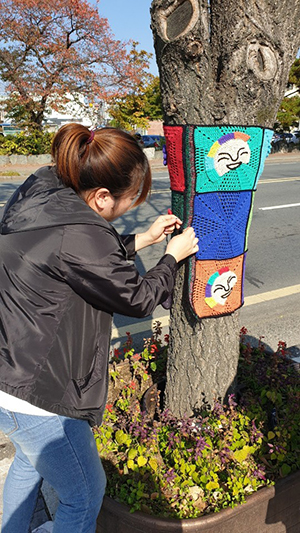 ▲ 대릉원 후문 인도변 이팝나무 가로수들이 알록달록 예쁜 손뜨개 옷으로 변신했다.ⓒ경주시