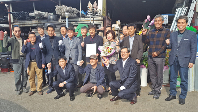 ▲ 포항시는 12일 2019년 3차 백년가게로 선정된 청림동의 건축자재도매상인 청림건재사에 인증 현판식을 개최했다.ⓒ포항시