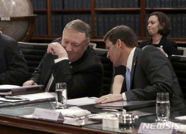 ▲ 지난 8월 호주 방문 당시 밀담을 나누는 마이크 폼페이오 국무장관과 마크 에스퍼 국방장관. ⓒ뉴시스 AP. 무단전재 및 재배포 금지.