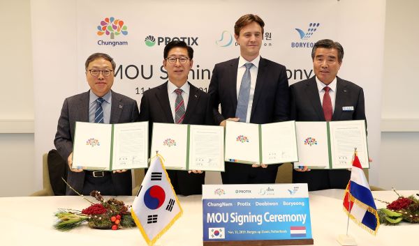 ▲ 유럽을 방문 중인 양승조 충남도지사 일행이 지난 11일 네덜란드 바오오 식품·사료첨가제 업체인 프로틱스사와 투자유치 업무협약을 가졌다. 사진 왼쪽부터 김승열 두비원 대표, 양승조 지사, 키스아츠 프로틱스 대표, 김동일 보령시장.ⓒ충남도