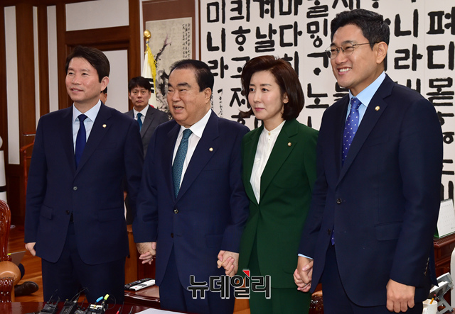 ▲ 문희상 국회의장과 여야3당 원내대표가 12일 오전 국회 의장실에서 회동을 갖고 기념사진을 촬영하고 있다.(왼쪽부터 이인영 더불어민주당, 문 의장, 나경원 자유한국당, 오신환 바른미래당) ⓒ이종현 기자