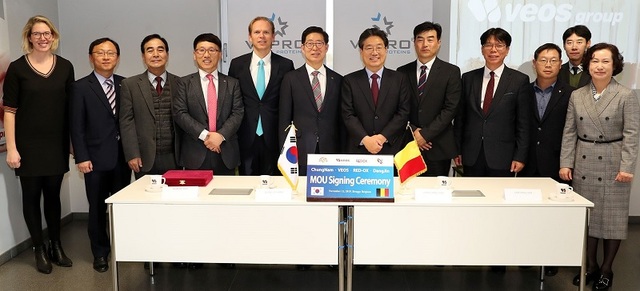 ▲ 양승조 충남도지사가 12일 네덜란드 프로틱스사와 벨기에 유미코아사에 이어 고기능성 단백질 제품을 85개국에 판매 중인 식품 첨가물 분야 세계 1위 기업인 벨기에 베오스사로부터 7000만 달러 투자유치했다. 사진은 투자유치 협약을 체결한 뒤 기념사진을 촬영하고 있다.ⓒ충남도