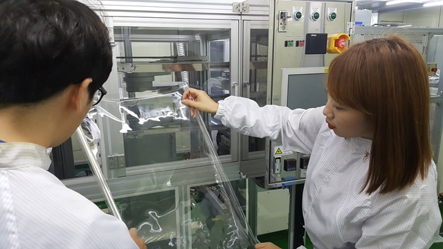▲ 코오롱인더스트리 연구원들이 세계 최초로 개발한 투명PI필름 'CPI®'을 점검하고 있다. ⓒ코오롱인더스트리