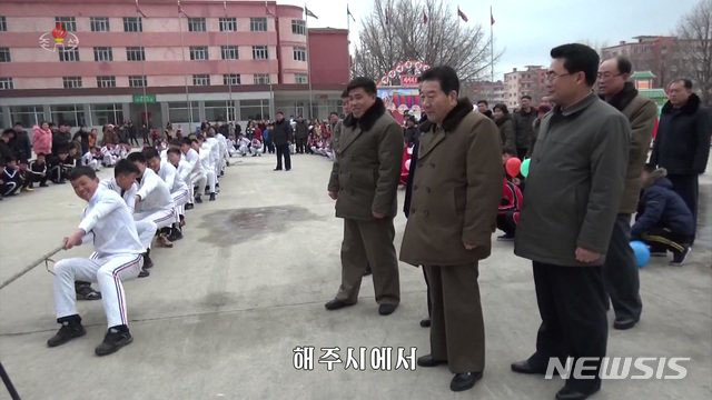 ▲ 지난 설날 강제동원돼 줄다리기를 하는 북한 청년들. 최근에는 이런 것도 뇌물을 주고 빠지려는 청년들이 많다고 한다. ⓒ뉴시스. 무단전재 및 재배포 금지.