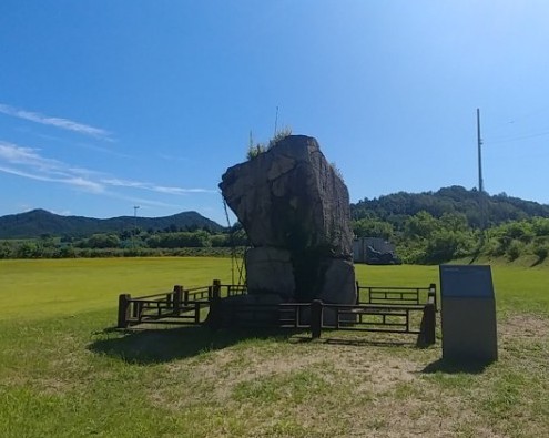 ▲ 제천시 송학면 입석리 마을 상징인 '선돌'.ⓒ제천시