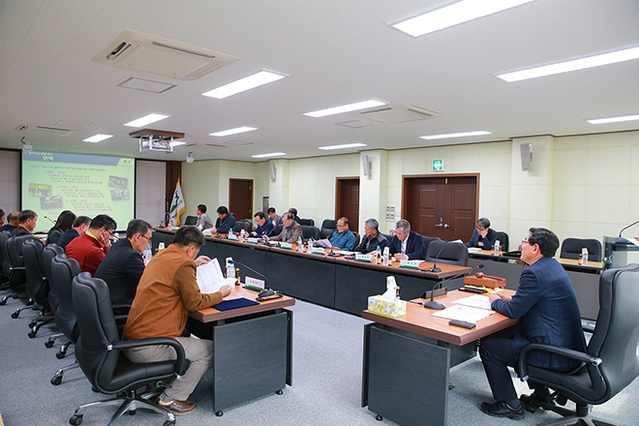 ▲ 한울원전민간환경감시위원회가 지난 12일 제57차 임시회를 열고 감시위원 위촉식을 가졌다.ⓒ울진군