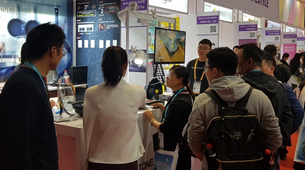 ▲ 중국 상하이 국가전시컨벤션센터(NECC)에서 지난 5~10일 개최된 ‘제2회 중국 국제수입박람회’에서 충북 기업들이 수출 계약 82건 444만 달러의 계약을 체결했다.ⓒ충북도