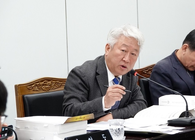 ▲ 김영대 충남도의원이 13일 종합건설사업소와 건설교통국에 대한 행정사무감사에서 질의를 하고 있다.ⓒ충남도의회