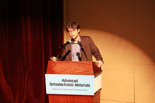 ▲ 나노레터스(Nano Letters) 부편집장이자 美 시카고대학교 교수인 박지웅 교수가 발표를 진행하고 있다.ⓒDGIST