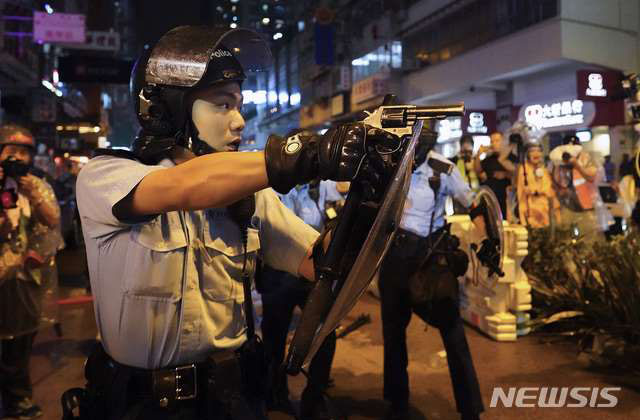 지난 8월 25일, 시위대를 향해 총을 겨누는 홍콩 경찰. ⓒ뉴시스 AP. 무단전재 및 재배포 금지.