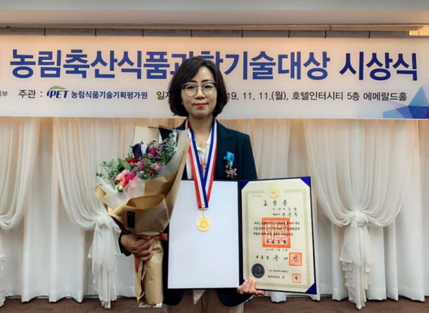 ▲ ㈜바이오앱 대표 손은주씨가 제22회 농림축산식품과학기술대상 산업포장을 수상했다.ⓒ포항시