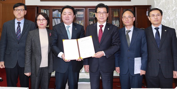 ▲ 충북도와 청주시는 13일 도지사 집무실에서 이시종 충북도지사와 한범덕 청주시장이 참석한 가운데 청주시의 문화도시 지정을 위해 공동 노력한다는 ‘문화도시 업무협약’을 체결했다.ⓒ충북도