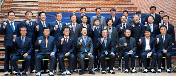 ▲ 더불어민주당은 13일 충북 청주 ㈜네패스 2공장에서 반도체산업 글로벌 경쟁력 강화를 위한 ‘현장 최고위원회의 및 기업인 간담회’를 개최했다.ⓒ더불어민주당 충북도당