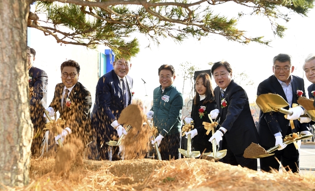 ▲ 경북 도청 신도시 도민들의 고품격 복합문화공간으로 자리매김 하게 될 경북도서관이 문을 열었다.ⓒ경북도
