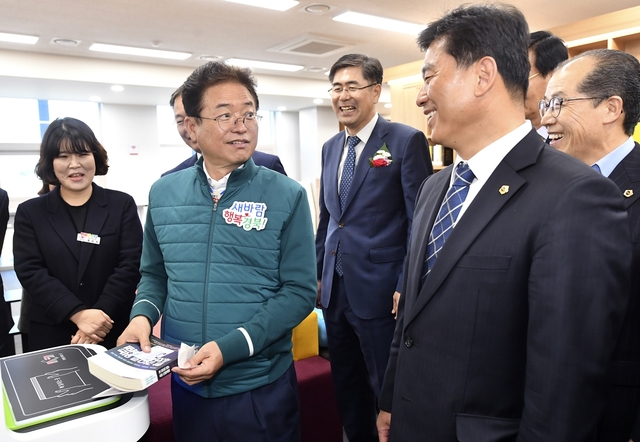 ▲ 이철우 경북도지사가 경북도서관 내부를 둘러보고 있다.ⓒ경북도