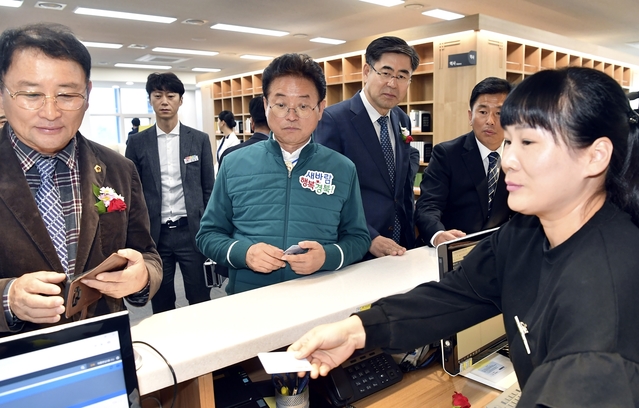 ▲ 경북도서관은 도청 신도시내에 350억원을 들여 연면적 8273㎡에 지하 1층 지상 4층 규모로 열람실, 어린이 도서관, 북카페 등의  공간으로 꾸며졌다.ⓒ경북도